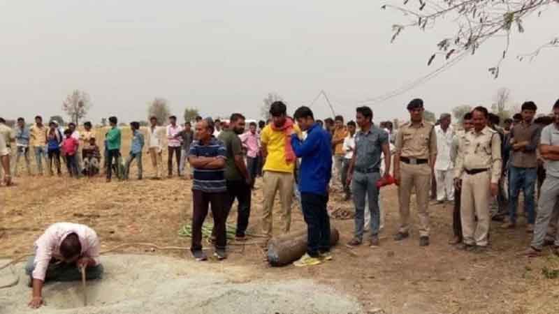 Madhya Pradesh: A 4-year-old child fell into a 200 feet deep borewell in Niwari excavated up to 40 feet from JCB; Baby crying