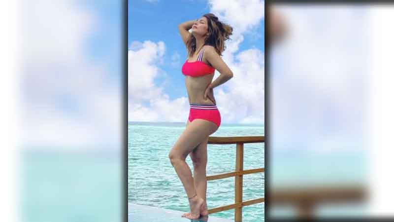 hina-khan-gets-hot-photoshoot-photos-of-maldives-in-bikini-went-viral