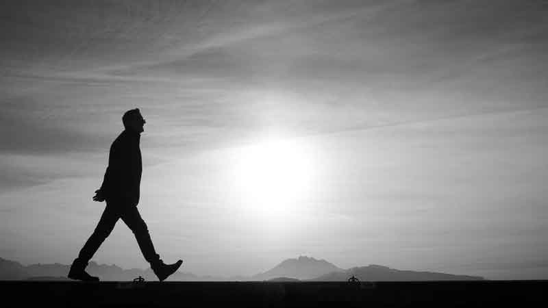 Husband-wife disputes: Angry husband walking for a week, reached 400 km away