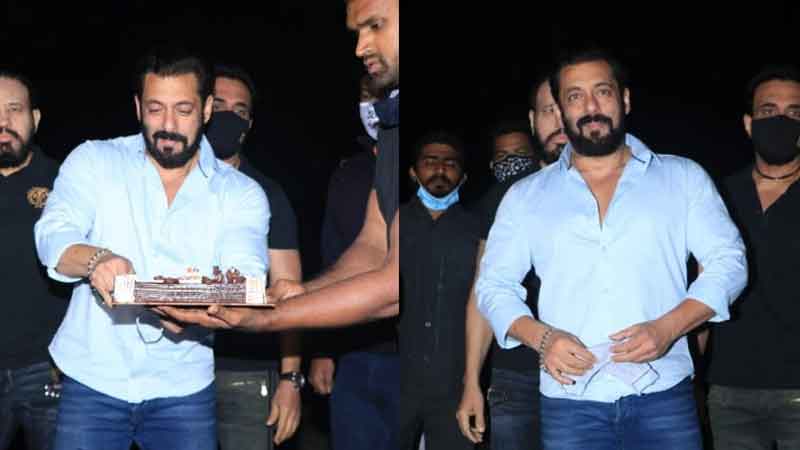 Salman celebrates his birthday by cutting the cake sent a special message to the fans