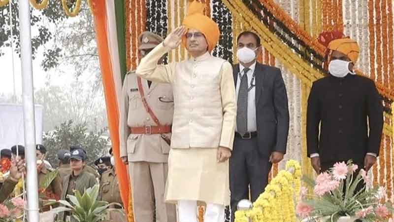 Chief Minister Shivraj hoisted the flag at Rewa ministers hoisted the flag at district headquarters; Tableaux came out in Bhopal