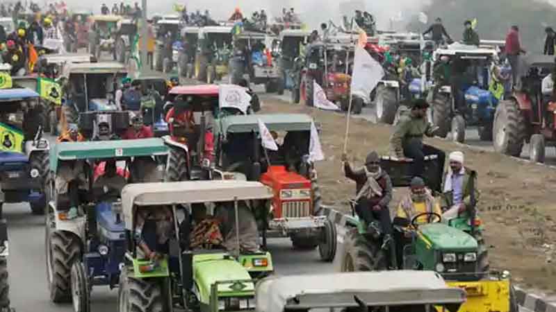 The farmers crossed the Ghazipur border; Police lathi-charged at Noida turn releasing tear gas shells Barricades break on the borders of Singhu and Tikri