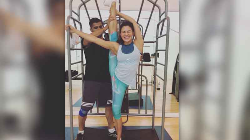 Jacqueline Fernandez is very flexible, shows stunning acrobatics