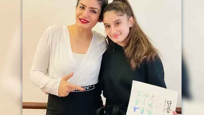 Raveena Tandon expressed happiness by sharing pictures with her daughter