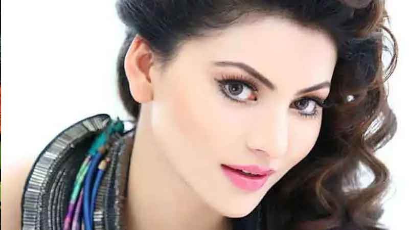 Urvashi Rautela distributed blankets to the needy on 27th birthday