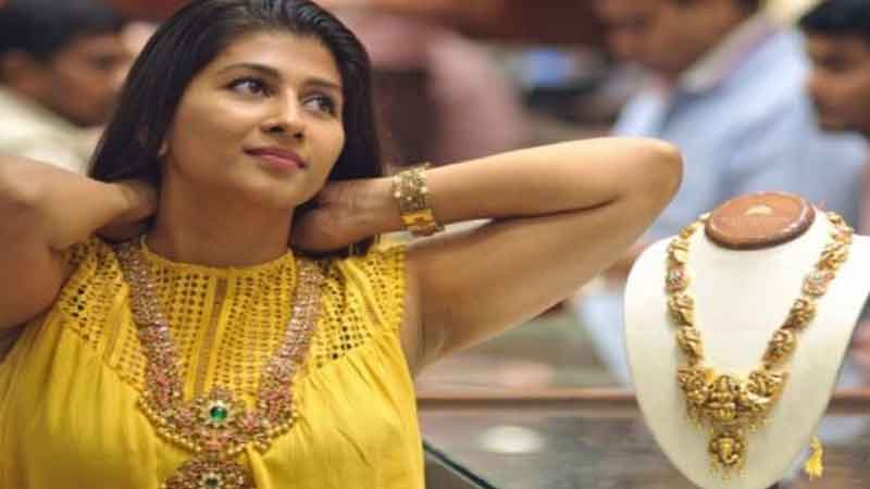 Gold prices fall by Rs 800 per 10 grams on Holi day, silver also breaks up to Rs 900.