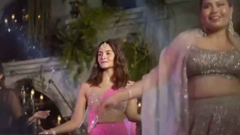 Alia Bhatt danced as "Jalebi Bai" at BFF's wedding wearing a pink sari