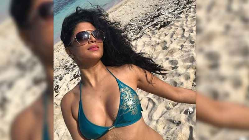 Actress Kavita Kaushik's bold look goes viral, looking hot in black bikini