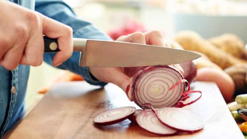 After cutting garlic-onion the smell does not go from the hands then try these tricks
