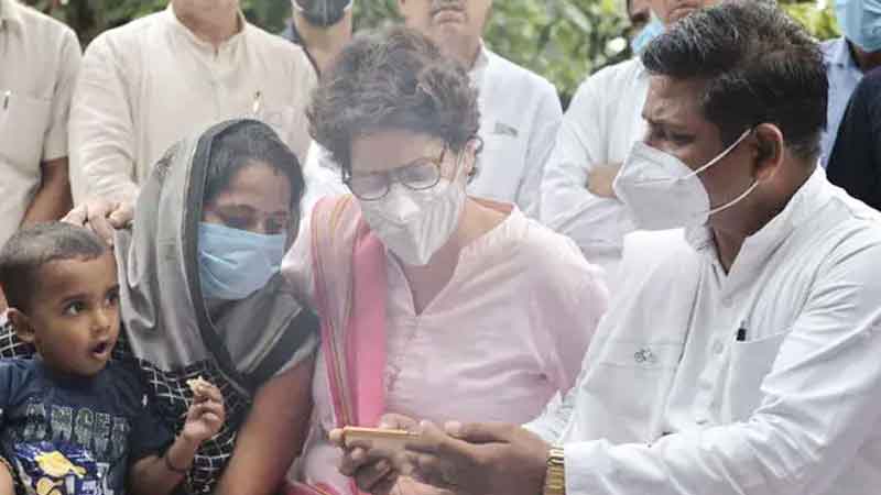 Priyanka Gandhi met Anita Yadav, said- BJP goons should be punished