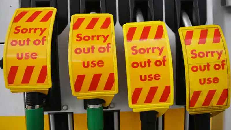 Oil crisis deepens in Britain, long lines at petrol pumps, forced to fill water bottles too