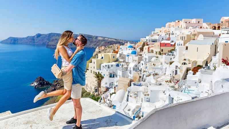 If you plan to go on honeymoon, then these makeup tips will come in handy