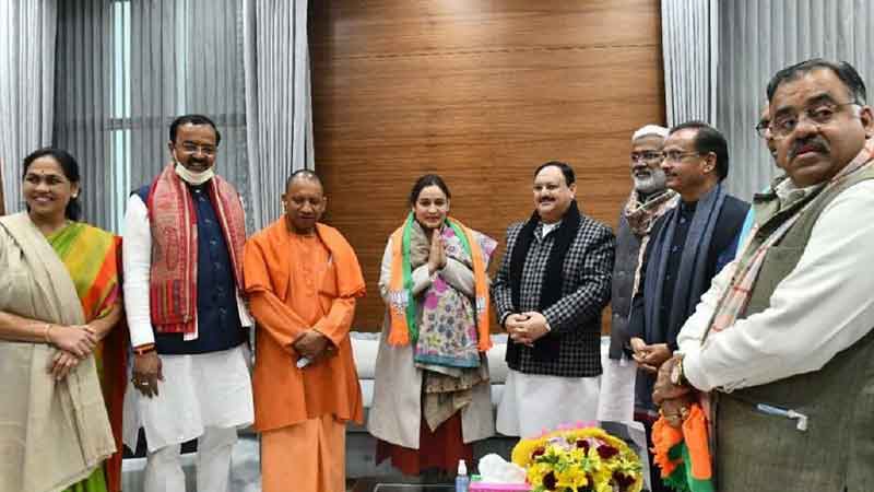 Before the assembly elections in Uttar Pradesh, BJP gave a big blow to Congress and Samajwadi Party, after Aparna Yadav, now Mulayam's father-in-law and Congress's poster girl also joined BJP.