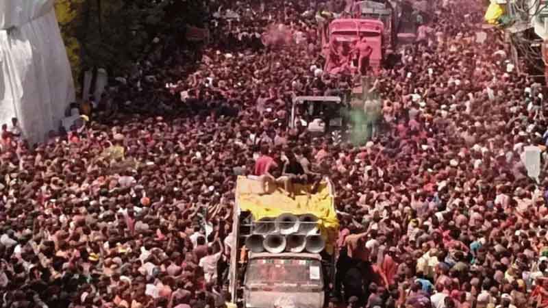 Indore: Today, a huge crowd of people gathered on the occasion of Rang Panchami, everyone was seen dressed in colours.