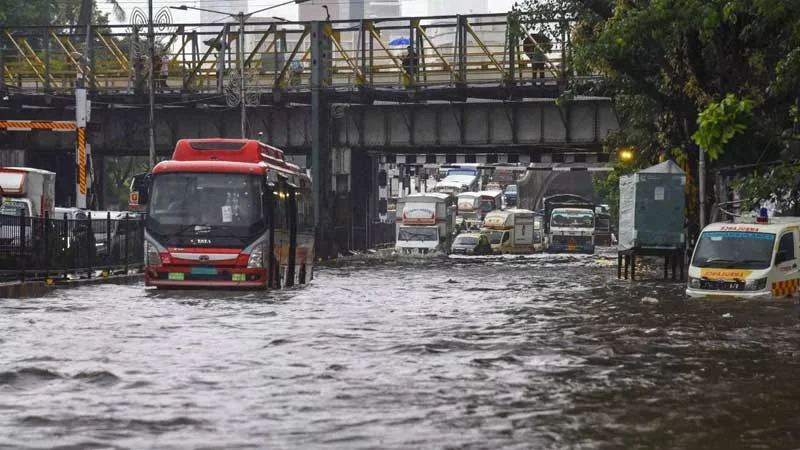 Mumbai is flooded with water! Record breaking rain has disrupted life, IMD has issued red alert for the next few hours