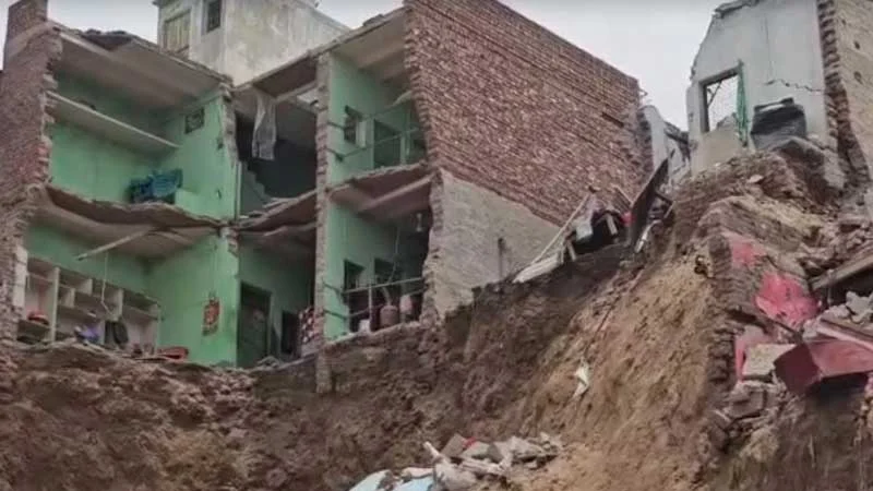 6 houses collapsed simultaneously in Mathura 3 dead: 7 people are still buried under the rubble; The soil was being dug with a JCB when the accident happened